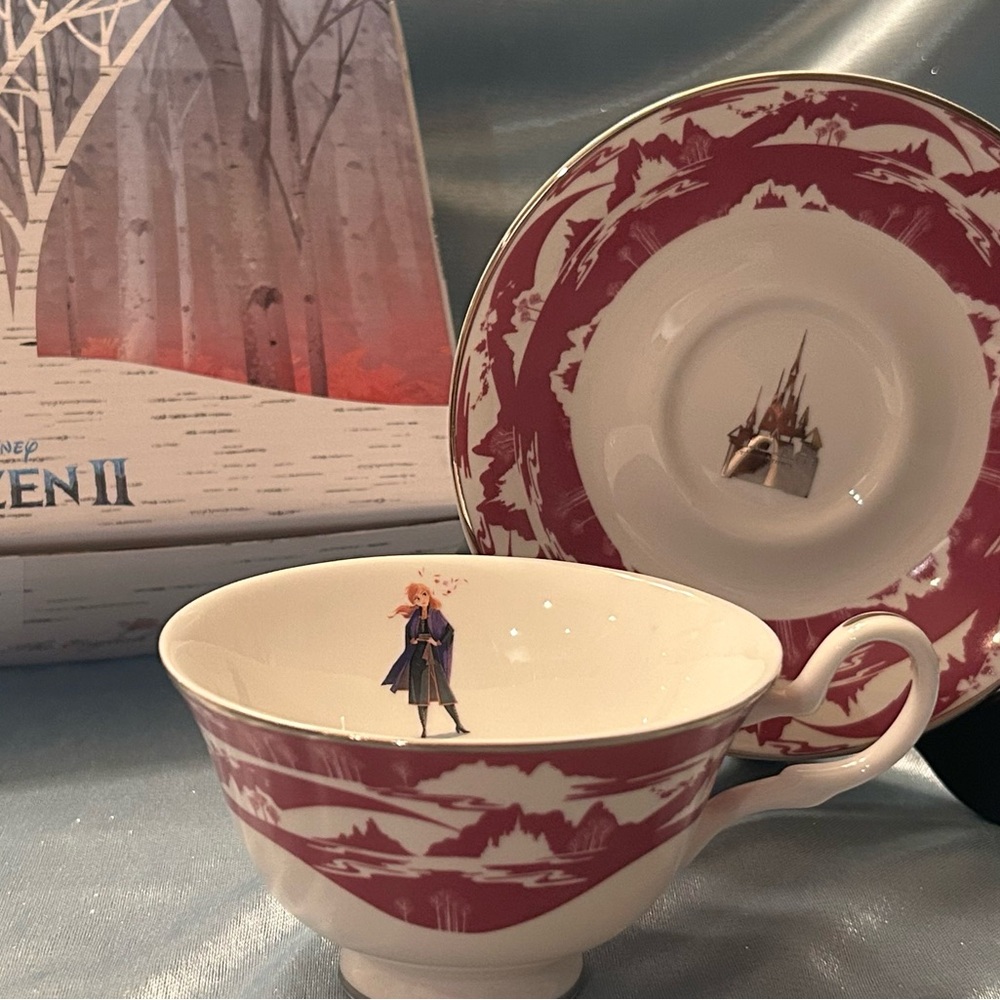 The English Ladies Co Disney Frozen II Red and White Tea Cup Set